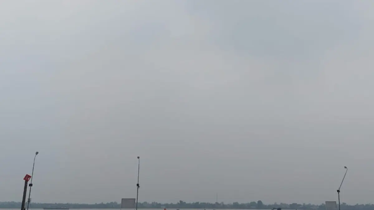 Tampak asap pekat menutup langit Kota Tembilahan, Kabupaten Inhil, Jumat (18/9/2026). (Istimewa)