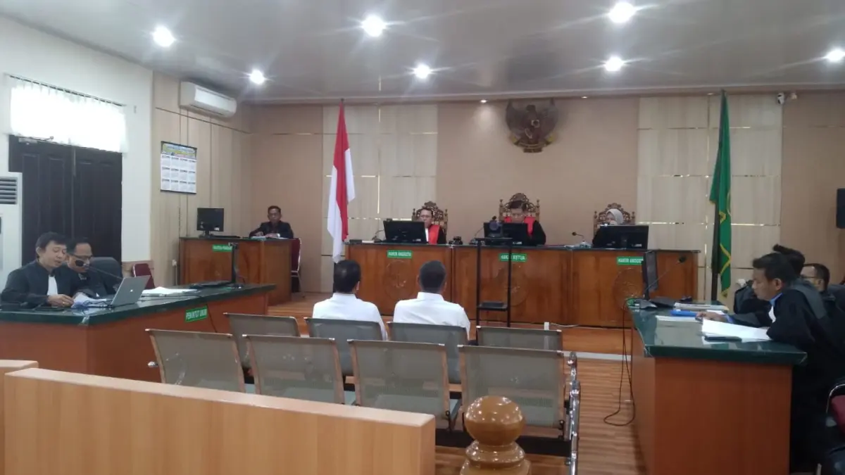Dua terdakwa Zulkarnain dan Ardiles menjalani sidang dakwaan di Pengadilan Tindak Pidana Korupsi pada Pengadilan Negeri (PN) Pekanbaru, Jumat (18/9/2026). Keduanya terlibat kasus penyuapan terhadap Bupati Kuantan Singingi nonaktif Suhardiman Amby.Hendrawan Kariman/Riau Pos