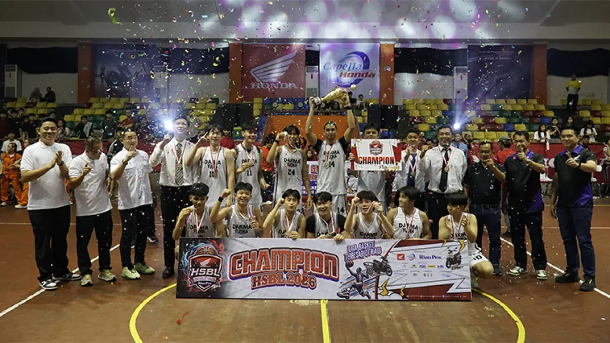 Regional Head Capella Honda Riau Harry Sutiono, Sales Manager Jonny Winata, Ketua Perbasi Pekanbaru  July Wardhana, Direktur Riau Pos Asmawi Ibrahim, foto bersama Champion Putra SMA Darma Yudha di GOR Tribuana Pekanbaru, Sabtu (19/9/2026). Ft : MHD AKHWAN/RIAUPOS