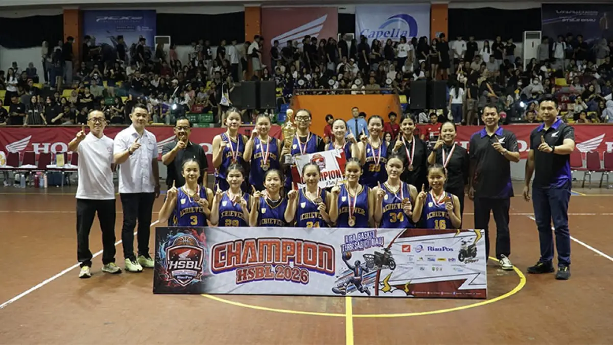 Regional Head Capella Honda Riau Harry Sutiono, Sales Manager Jonny Winata, Ketua Perbasi Pekanbaru  July Wardhana, Direktur Riau Pos Asmawi Ibrahim, foto bersama Champion Putri SMA Darma Yudha di GOR Tribuana Pekanbaru, Sabtu (19/9/2026). Ft : MHD AKHWAN/RIAUPOS