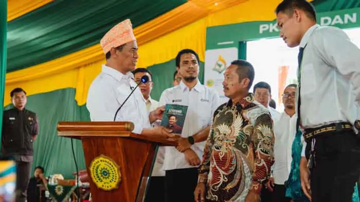 Menteri Pertanian Andi Amran Sulaiman berbincang dengan petani sawit binaan PTPN IV PalmCo, Setiyono, sebagai contoh petani sukses di hadapan ribuan mahasiswa baru Universitas Muhammadiyah Riau, beberapa waktu lalu.Humas PTPN IV Regional III untuk riau pos