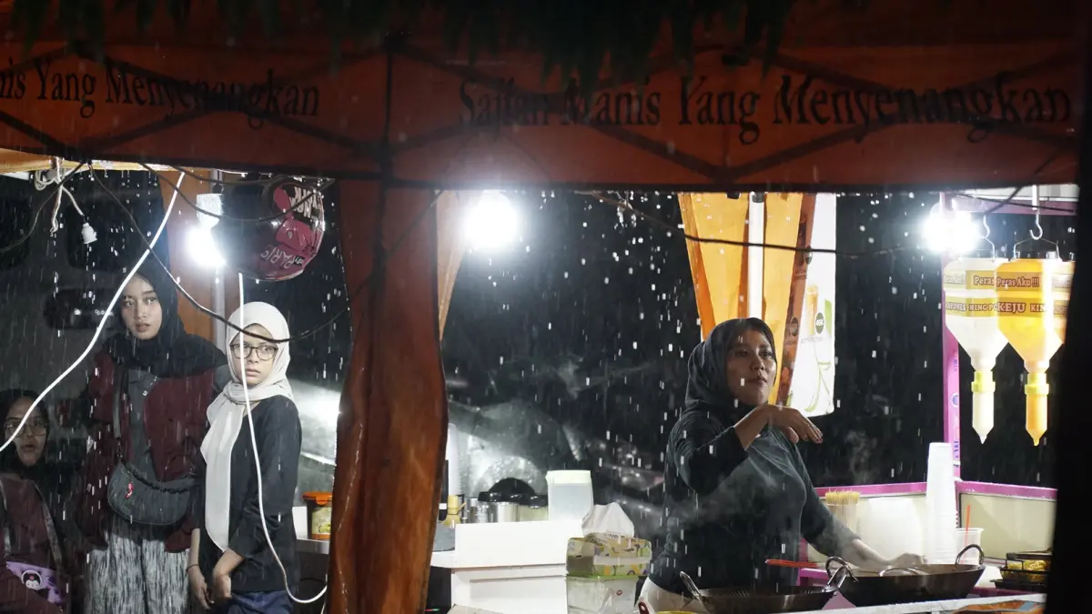 Hujan mengguyur Kota Pekanbaru di saat diselimuti kabut asap,Pekanbaru, Jumat (18/9/2026) malam. Ft: MHD AKHWAN/RIAUPOS