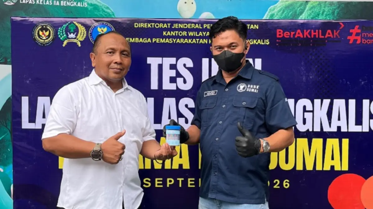 Kalapas Bengkalis menyerahkan urinenya ke petugas BNN Dumai dan hasil tes urine seluruhnya negatif, Jumat (18/9/2026) sore.(Istimewa)