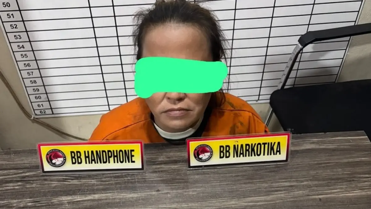 Perempuan inisial FA diduga pengedar sabu sabu diamankan bersama barang bukti di Mapolres Inhil, Sabtu (19/6/2026)(Istimewa)