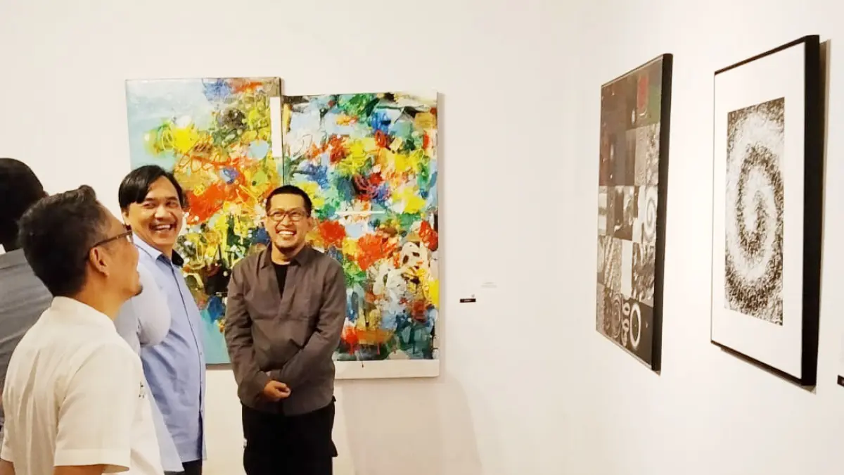 Perupa Cak Winda (kanan) bersama Kepala Balai Pelestarian Kebu­dayaan (BPK) Riau Kristanto Januardi (tengah), dan Sekretaris Dinas Kebudayaan Provinsi Riau Anton Widiyanto Putra saat melihat-lihat lukisan dalam pameran seni rupa Context-Rasa Rasi karya Cak Winda di GHN, Kawasan Bandar Serai, Pekanbaru, Rabu (9/9/2026). hary b koriun/riau pos