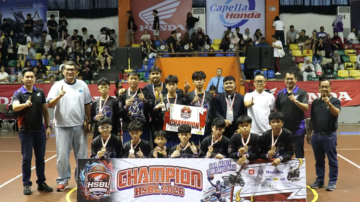 Regional Head Capella Honda Riau Harry Sutiono, Sales Manager Capella Honda Riau Jonny Winata, Ketua Perbasi Kota Pekanbaru July Wardhana, Direktur Riau Pos Asmawi Ibrahim, Kabid SDM Perbasi Provinsi Riau Jefri berfoto bersama dengan Champion Junior SMP Stella Garcia pada pertandingan Riau Pos Honda HSBL Pekanbaru Series di GOR Tribuana Pekanbaru, Sabtu (19/9/2026). ft : MHD AKHWAN/RIAUPOS