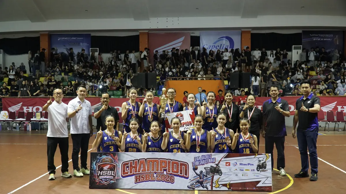 Regional Head Capella Honda Riau Harry Sutiono, Sales Manager Capella Honda Riau Jonny Winata, Ketua Perbasi Kota Pekanbaru July Wardhana, Direktur Riau Pos Asmawi Ibrahim, berfoto bersama dengan Champion Putri SMA Darma Yudha pada pertandingan Riau Pos Honda HSBL 2026 Pekanbaru Series di GOR Tribuana Pekanbaru, Sabtu (19/9/2026). ft : MHD AKHWAN/RIAUPOS