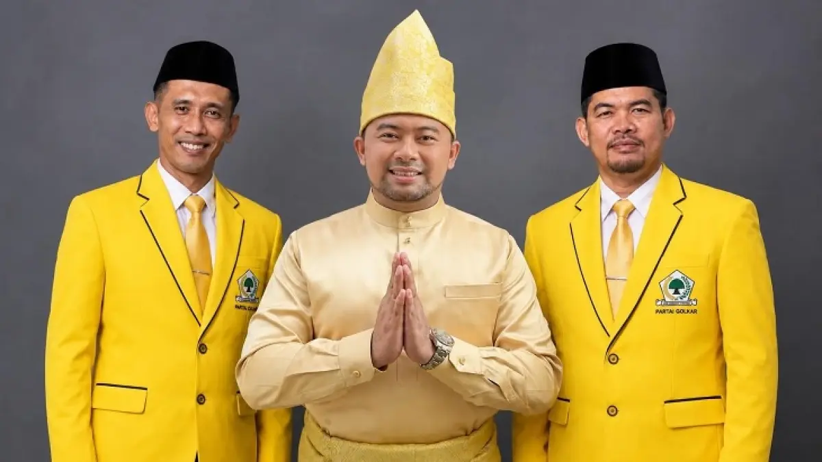 Tiga kader Partai Golkar Rahmat Alputra (tengah), Iib Nursaleh (kanan) dan Agus Risna Saputra (kiri) tercatat telah mengambil formulir bakal calon Ketua DPD Golkar Kampar pada hari pertama penjaringan Musyawarah Daerah (Musda) XI Golkar Kabupaten Kampar, Sabtu (19/9/2026).Golkar untuk Riaupos.co)