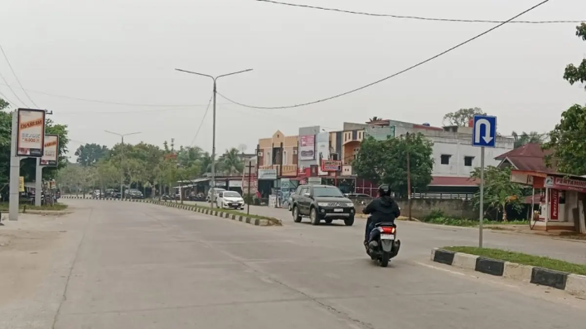 Asap kembali terlihat sedikit tebal di wikayah Telukkuantan dan sekitarnya, Ahad (20/9/2026). (Desriandi Candra/Riaupos.co)