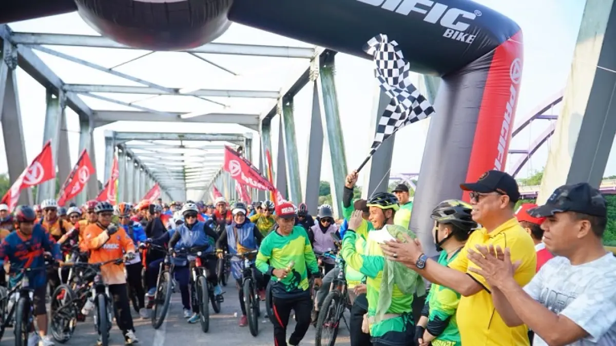 Bupati Kampar Ahmad Yuzar didampingi Wabup Misharti melepaa peserta Gowes Silaturahmi Fun Adventure Kampar Bersepeda 2026 di Bangkinang Riverside, Ahad (20/9/2026).(Diskominfo Untuk Riaupos.co)