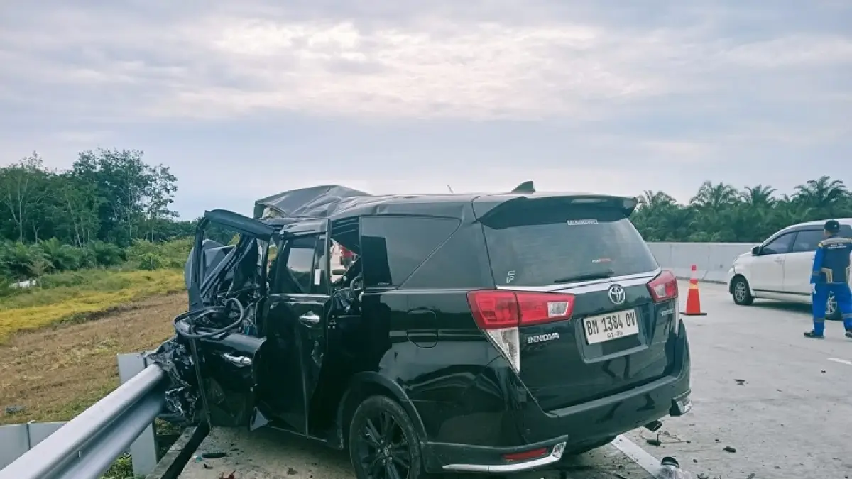 Minibus yang terlibat kecelakaan di Tol Pekanbaru-XIII Koto Kampar, Sabtu (19/9/2026).(Istimewa)