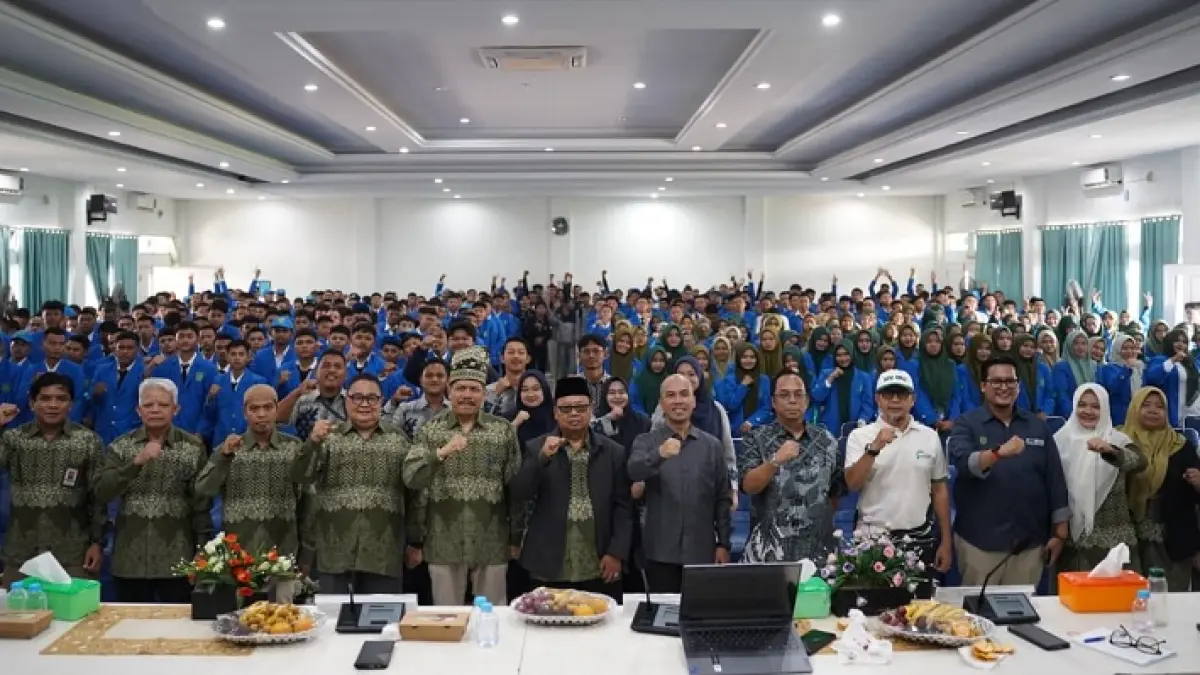 Para pimpinan UIR dan pimpinan FPP UIR foto bersama dengan mahasiswa baru FPP UIR, Kamis (17/9/2026).(FPP UIR untuk Riau Pos)
