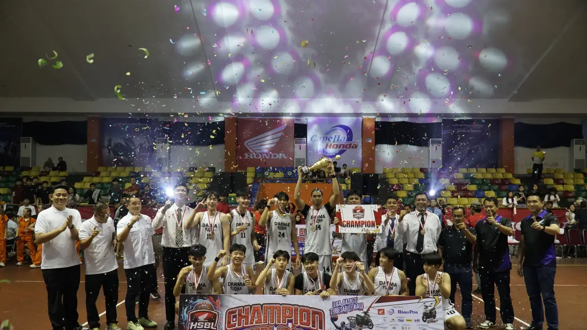 Regional Head Capella Honda Riau Harry Sutiono (Dua Kanan), Sales Manager Capella Honda Riau Jonny Winata (Kanan), Direktur Riau Pos Asmawi Ibrahim (Tiga Kanan), Ketua Perbasi Kota Pekanbaru July Wardhana (Dua Kiri), berfoto bersama dengan Champion Putra SMA Darma Yudha pada pertandingan Riau Pos Honda HSBL 2026 Pekanbaru Series di GOR Tribuana Pekanbaru, Sabtu (19/9/2026). ft : MHD AKHWAN/RIAUPOS