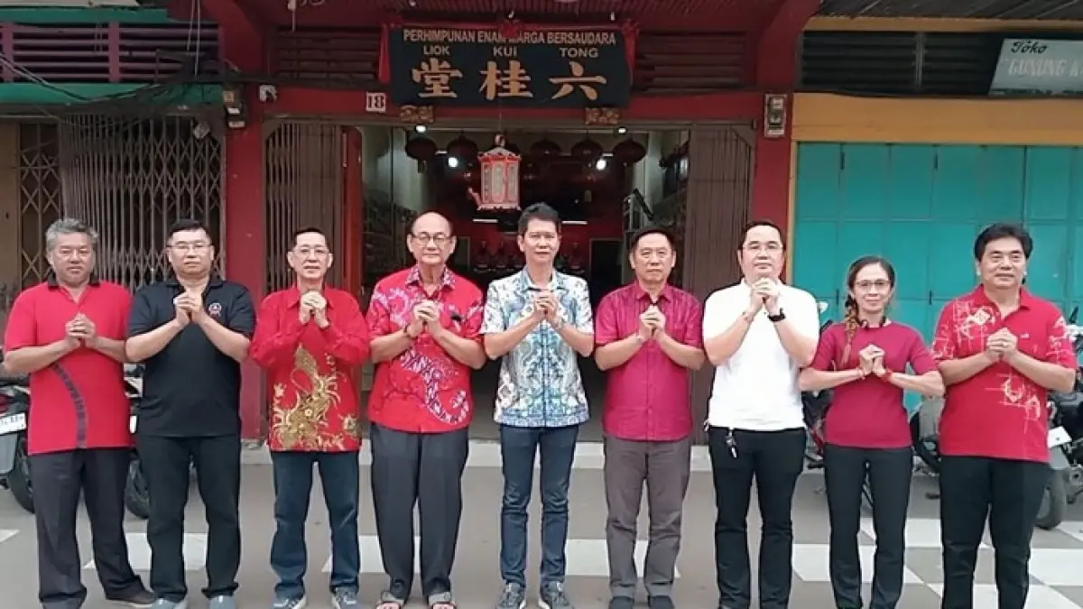 Ketua Panitia Imlek Bersama Pekanbaru 2577 Kongzili/2026, Djohan Oei (empat kanan) bersama Wakil Ketua Karim Ong (tengah), Sekretaris PSMTI Riau, Romo Toni Sasanasurya (empat kiri), Pengurus Mapanbumi Riau, Ket Tjing (tiga kiri), Perwakilan Himpunan Bersatu Teguh, Steven Wu (dua kiri). Perwakilan Perhimpunan Enam Marga Bersaudara Merry Fang (dua kanan), Sucandra (kanan) serta Aguan Ang (kiri), Senin (21/9/2026). (Prapti Dwi Lestari/Riaupos.co)