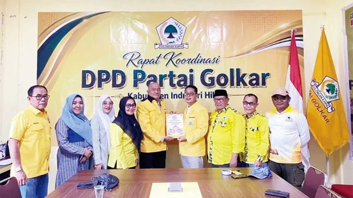 Bakal calon Ketua DPD Golkar Inhil  Herman SE MT di wakili Zulfikar (lima kiri) mengambil formulir pendaftaran di Kantor Golkar Inhil,  Ahad (20/9/2026). (*2/riau pos)