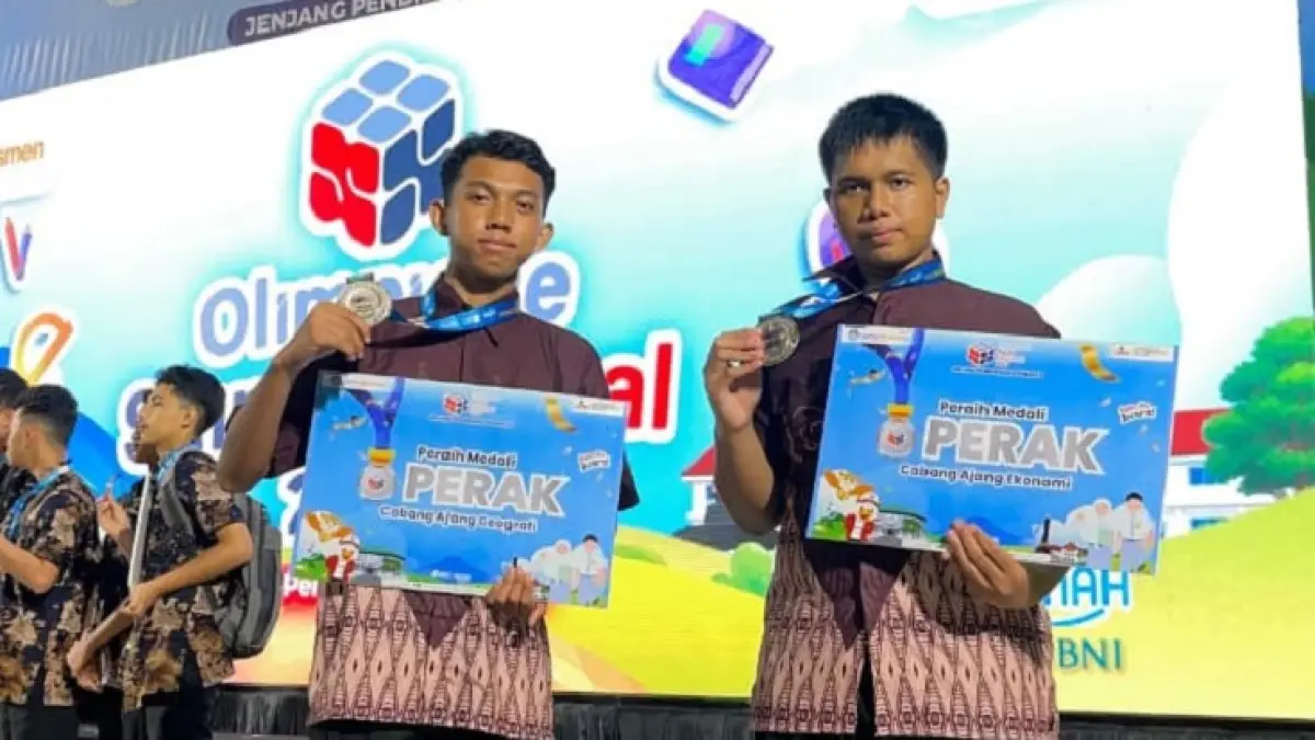 Dua siswa MAN IC Siak menunjukkan medali OSN yang diperolehnya, Senin (21/9/2026).(Humas MAN IC Siak Untuk Riau Pos)