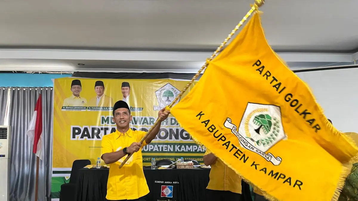 Agus Risna Saputra &nbsp;mengibarkan bendera Partai Golkar usai terpilih secara aklamasi sebagai Ketua DPD II Partai Golkar Kabupaten Kampar dalam Musda XI Partai Golkar Kampar yang digelar di Resort Stanum, Kota Bangkinang, Senin (21/9/2026). (Kamaruddin/Riaupos.co)