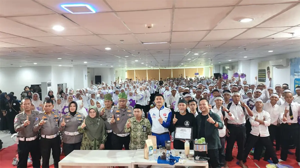 Nara sumber dan mahasiswa Umri foto bersama usai mengikuti talkshow keselamatan berkendara bertema "Secangkir Kopi, Sejuta Mimpi" di Aula Kampus Universitas Muhammadiyah Riau, belum lama ini. (Istimewa)