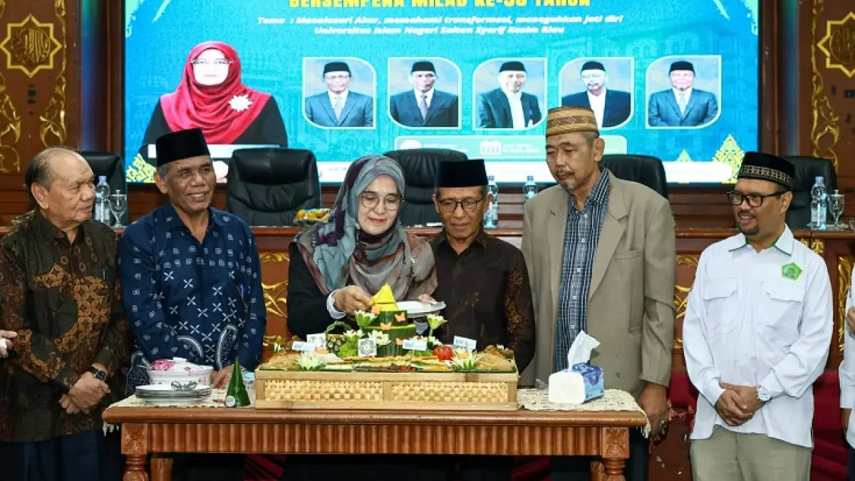 Rektor UIN Suska Riau Prof Dr Hj Leny Nofianti MS SE MSi Ak CA memotong tumpeng pada FGD UIN Suska Riau, Senin (21/9/2026).(Humas UIN Suska Riau untuk Riau Pos)