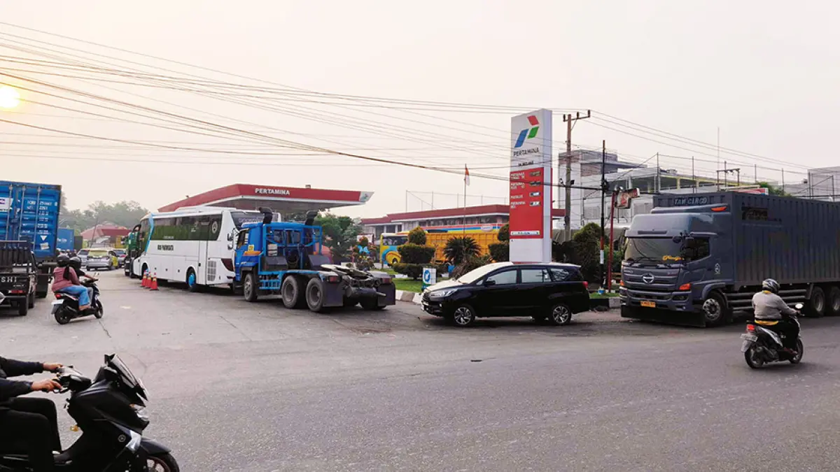 Sejumlah kendaraan masih antre saat akan mengisi BBM di SPBU Jalan SM Amin Pekanbaru, Ahad (20/9/2026). (EVAN GUNANZAR/RIAU POS)