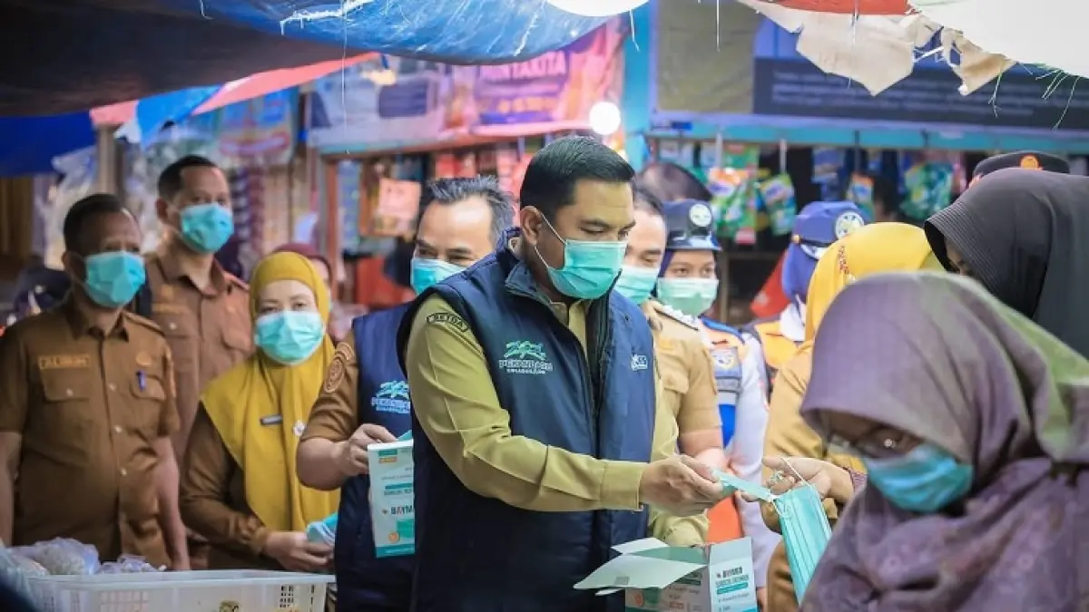 Sekdako Pekanbaru Zulhelmi Arifin membagikan masker di Pasar Cik Puan, baru-baru ini. (ISTIMEWA)