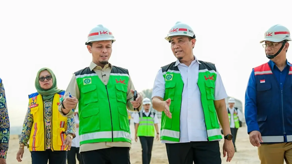 Wako Pekanbaru Agung Nugroho didampingi Wawako Pekanbaru Markarius Anwar turun mengecek Jalan Lingkar 70 pekan lalu. (ISTIMEWA)