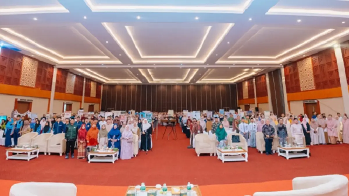 Pembina Yayasan Abdurrab Pekanbaru, Dr. dr. Susiana Tabrani, M.Pd didampingi Rektor Universitas Abdurrab, Prof. Susi Endrini, S.Si., M.Sc., Ph.D foto bersama dengan wakil rektor, dekan, ketua prodi civitas akademika Univrab, serta perwakilan sekolah mitra Univrab, Selasa (22/9/2026).(UNIVRAB UNTUK RIAU POS)