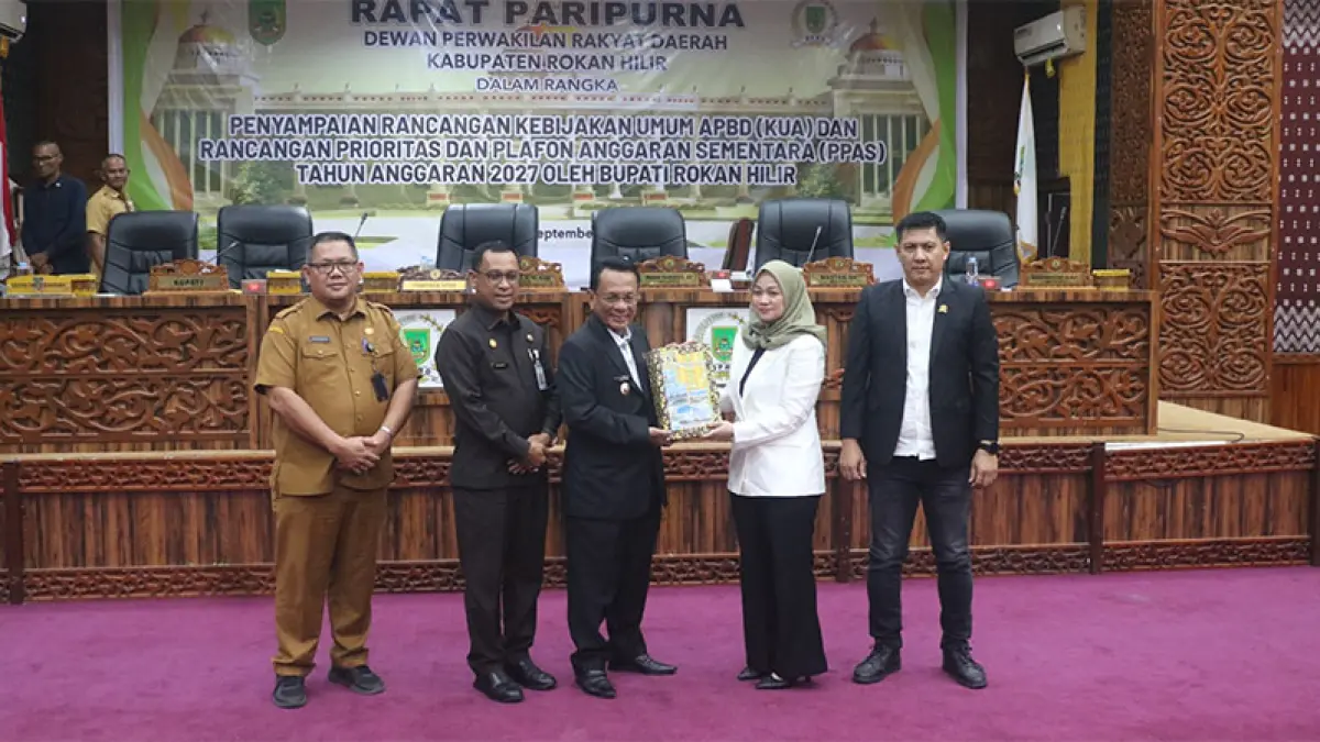 Bupati Rohil H Bistamam menyerahkan dokumen KUA PPAS Tahun 2027 kepada Ketua DPRD Ilhammi didampingi Wakil Ketua Imam Suroso, Senin (21/9/2026) malam. (Zulfadhli)