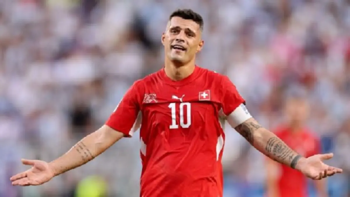 Granit Xhaka telah menjadi andalan dalam skuad Swiss selama beberapa tahun, tetapi sekarang telah kehilangan tempatnya. (Carl Recine/Getty Images)