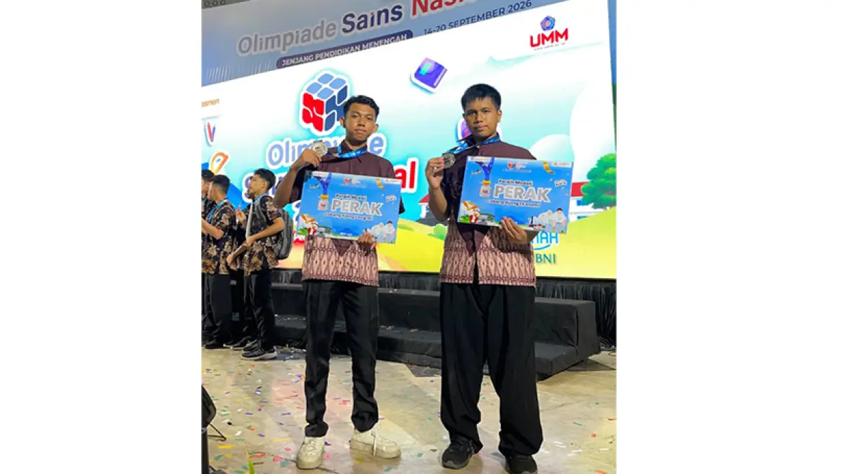 MEDALI: Dua siswa MAN IC Siak memperlihatkan medali OSN yang diperoleh, Senin (21/9/2026).(Humas MAN IC Siak untuk Riau Pos)