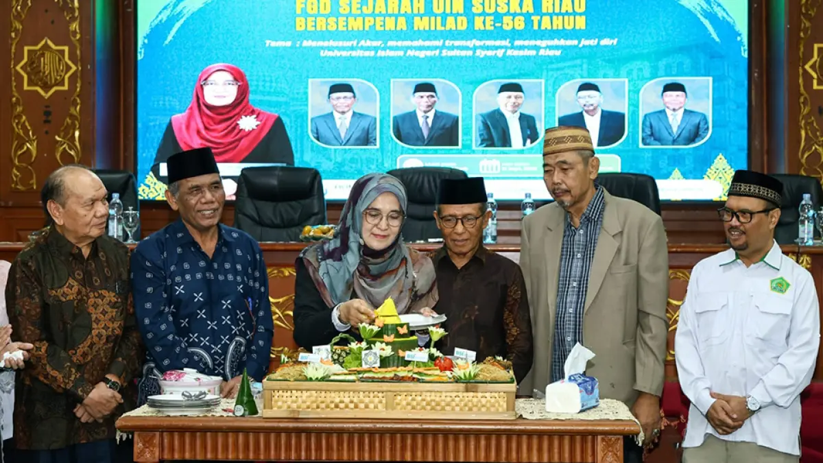 POTONG TUMPENG: Rektor UIN Suska Riau Prof Dr Hj Leny Nofianti MS SE MSi Ak CA memotong tumpeng pada FGD, Senin (21/9/2026).(Humas UIN Suska Riau untuk Riau Pos)