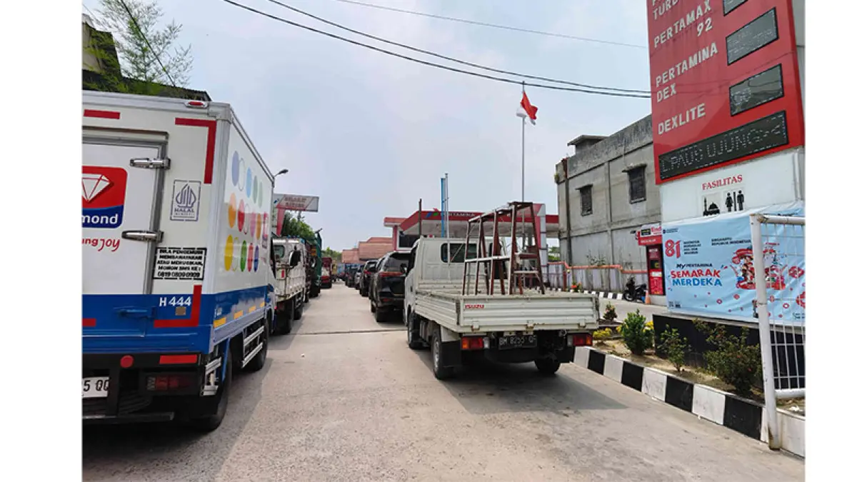 Sejumlah kendaraan antre mengisi bahan bakar minyak di Stasiun Pengisian Bahan Bakar Umum Jalan Paus, Pekanbaru, Senin (21/9/2026). (EVAN GUNANZAR/RIAU POS)