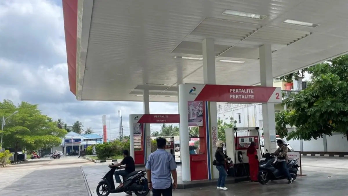 Situasi pengisian BBM Alahair Kecamatan Tebingtinggi Kepulauan Meranti.(Wira Saputra/.Riaupos.co)