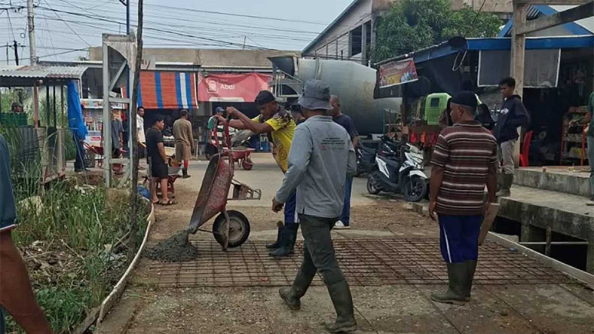 Warga secara swadaya memperbaiki Jalan Prof M Yamin, Lorong Karya Bersama, Parit 16, Kota Tembilahan, Inhil, Selasa (22/9/2026). Foto Istimewa