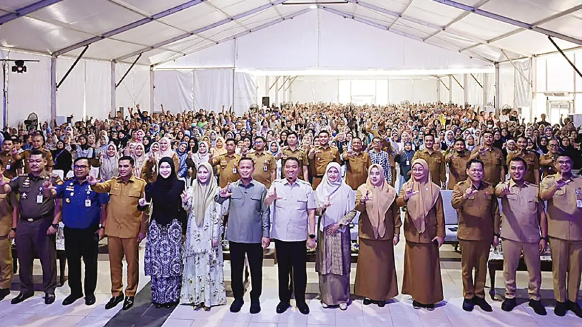 FOTO BERSAMA: Wali Kota Pekanbaru Agung Nugroho didampingi Wawako Pekanbaru Markarius Anwar, Sekko Pekanbaru Zulhelmi Arifin, Ketua TP PKK Pekanbaru Sulastri Agung dan jajaran OPD Pemko Pekanbaru berfoto bersama masyarakat saat sosialisasi produk hukum, Senin (21/9/2026).(Pemko pekanbaru untuk riau pos)