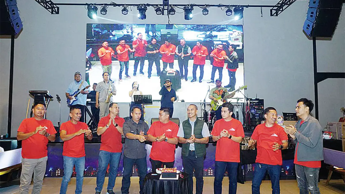 Kepala Dinas Kepemudaan dan Olahraga Kota Pekanbaru Yuliarso (empat kanan) bersama Kepala Dinas Komunikasi, Informatika, Statistik, dan Persandian Kota Pekanbaru Ardiansyah Eka Putra (tiga kiri) foto bersama pengurus X-Moc Riau menghadiri perayaan Anniversary X Moc Riau ke-8 di Laksamana Muda Cafe Pekanbaru, Ahad (20/9/2026). (X-Moc Riau for Riau Pos)