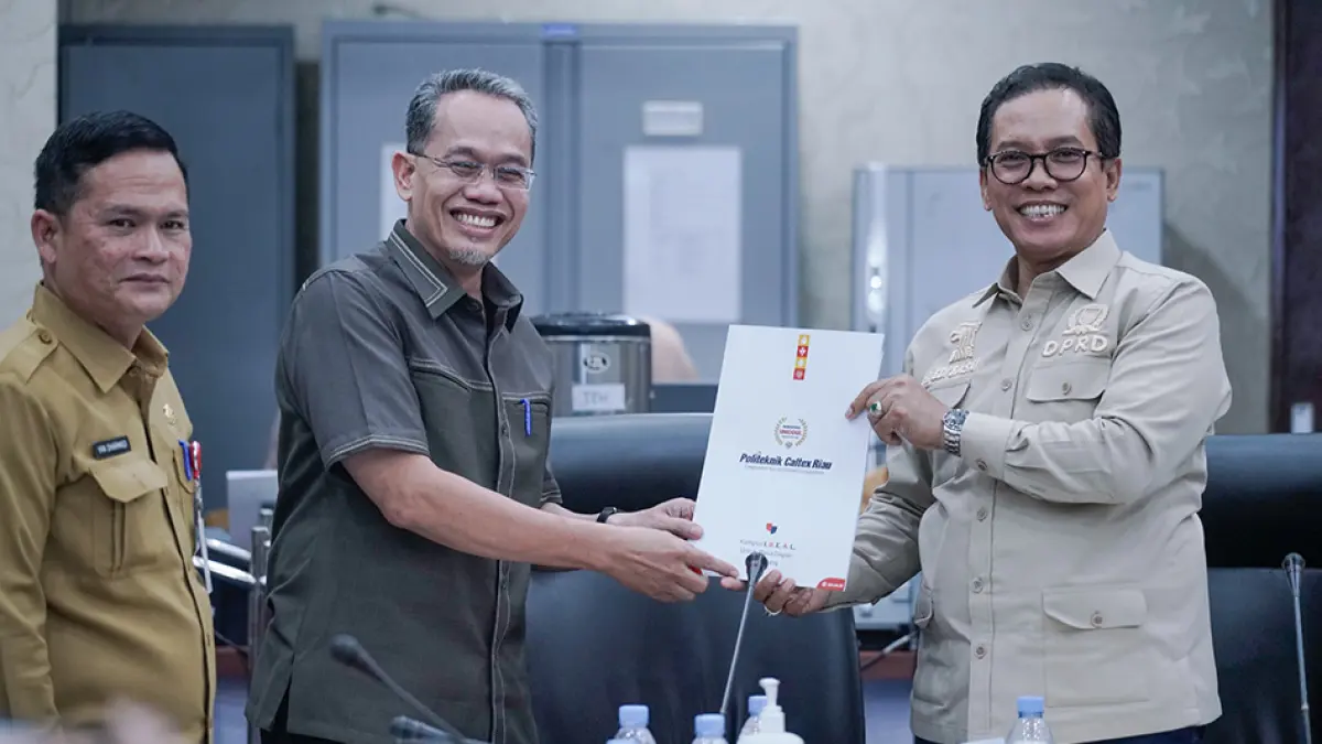 SERAHKAN PROPOSAL: Ketua II Yayasan Politeknik Caltex Riau Herwan (tengah), menyerahkan proposal permohonan hibah lahan Pemerintah Provinsi Riau kepada Ketua Komisi III DPRD Riau H Edi Basri. Penyerahan surat dilakukan dalam Rapat Dengar Pendapat (RDP) di Ruang Pertemuan Komisi III DPRD Provinsi Riau, Senin (21/9/2026).(PCR untuk Riau Pos)
