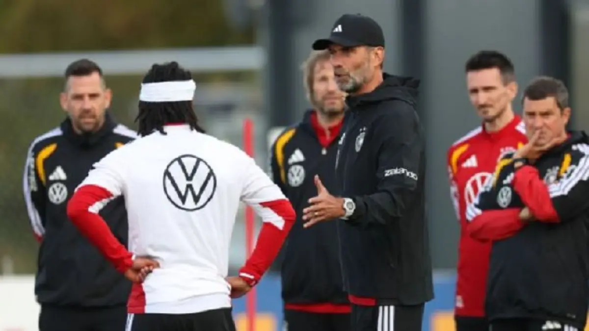 Jurgen Klopp berbicara kepada para pemain selama latihan Jerman menjelang pertandingan Nations League mereka melawan Belanda pada hari Kamis. (Getty Images)