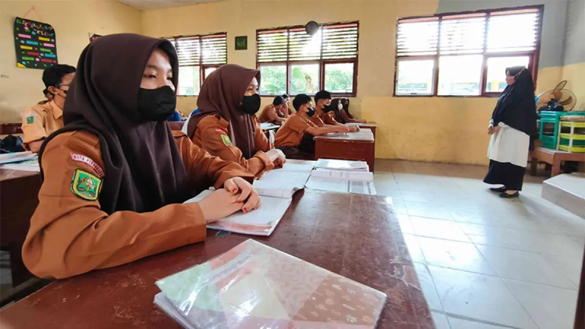 Sejumlah pelajar mengikuti pembelajaran tatap muka terbatas di SMPN 20 Pekanbaru, Rabu (23/9/2026). Foto Istimewa