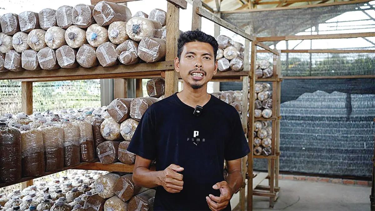 Ultra Wahidi, owner Jamur Betuah saat berada di kumbung miliknya. (PLN UNTUK RIAU POS)