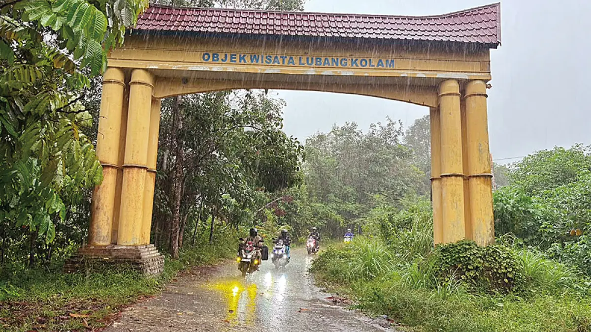 Sebanyak 64 peserta yang berasal dari komunitas Honda ADV Indonesia (HAI) Pekanbaru Chapter, Indonesia Riders Camp (IRC), dan Honda Bikers Pekanbaru (HOBIKU) mengikuti kegiatan ADV 160 Jelajah Misteri di kawasan Lubang Kolam, Kampar, dan Valleygo, belum lama ini. (Komunitas HAI untuk Riau Pos)