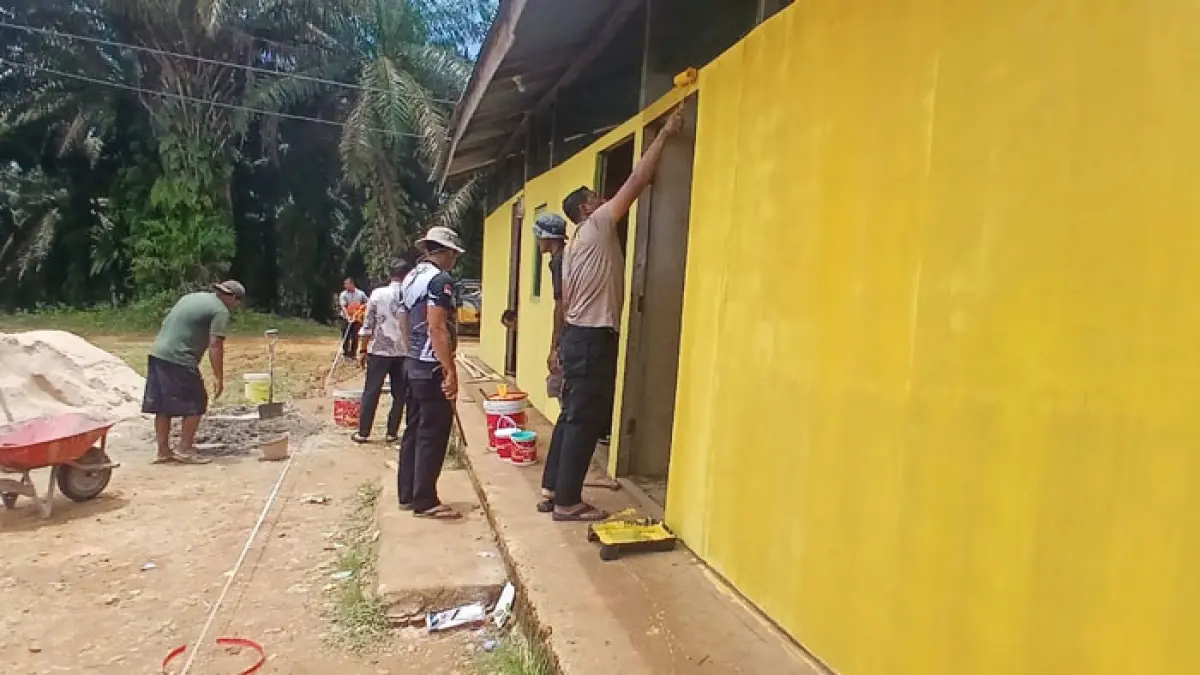 Kapolsek Tapung Kompol YE Bambang Dewanto bersama jajaran saat merehab sekolah kelas jauh SDN 007 Sungai Agung Kecamatan Tapung, Kamis (24/9/2026). (Kamaruddin/Riaupos.co)
