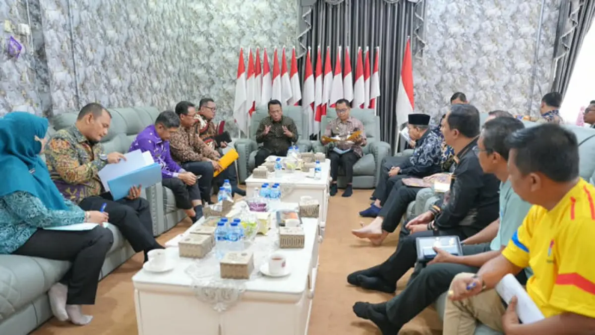 Pembahasan mengenai rangkaian kegiatan yang akan dilaksanakan berkaitan peringatan hari jadi Rohil di Mess Bagansiapiapi, Kamis (24/9/2026). (Zulfadhli/Riaupos.co)