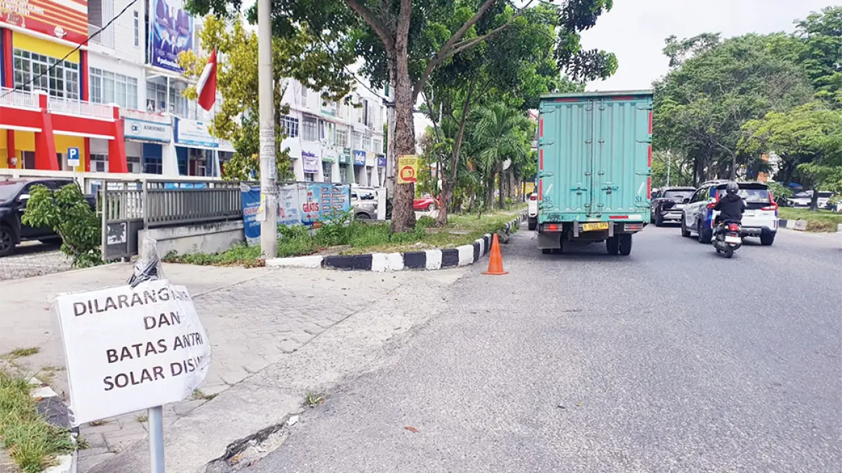 Pengelola kompleks ruko memasang tanda batas kendaraan antre solar pada  pintu masuk tak jauh dari SPBU Jalan Arifin Achmad, Pekanbaru, Rabu (23/9/2026). (DENNI ANDRIAN/RIAU POS)
