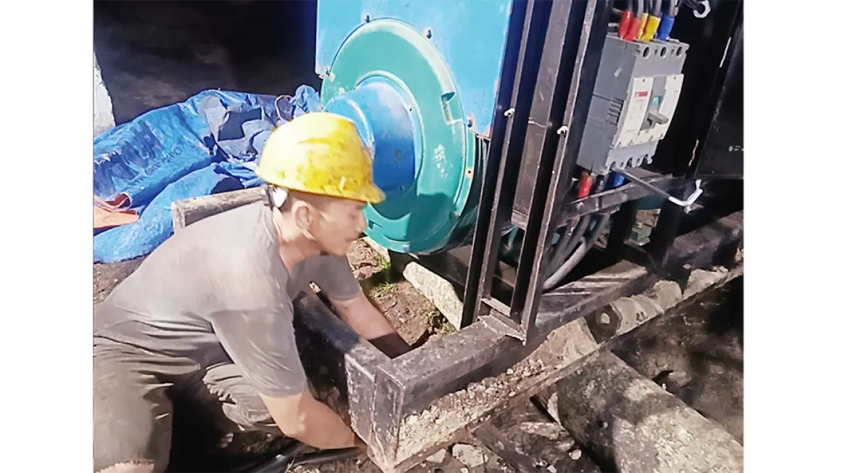 PERIKSA PEMBANGKIT: Seorang petugas PLN sedang memeriksa pembangkit listrik di Kepulauan Meranti yang dalam proses perbaikan, belum lama ini.(wira saputra/riau pos)