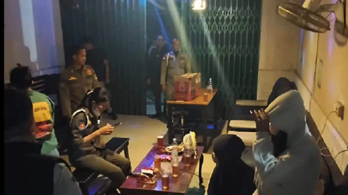 Personel Satpol PP-PKP Kuansing berhasil mendapatkan enam orang LC dan Miras saat razia di kafe remang-remang di kawasan bendungan WK Desa Marsawa Kecamatan Sentajo Raya, Rabu (23/9/2026) dini hari. (Satpol PP-PKP Kuansing)