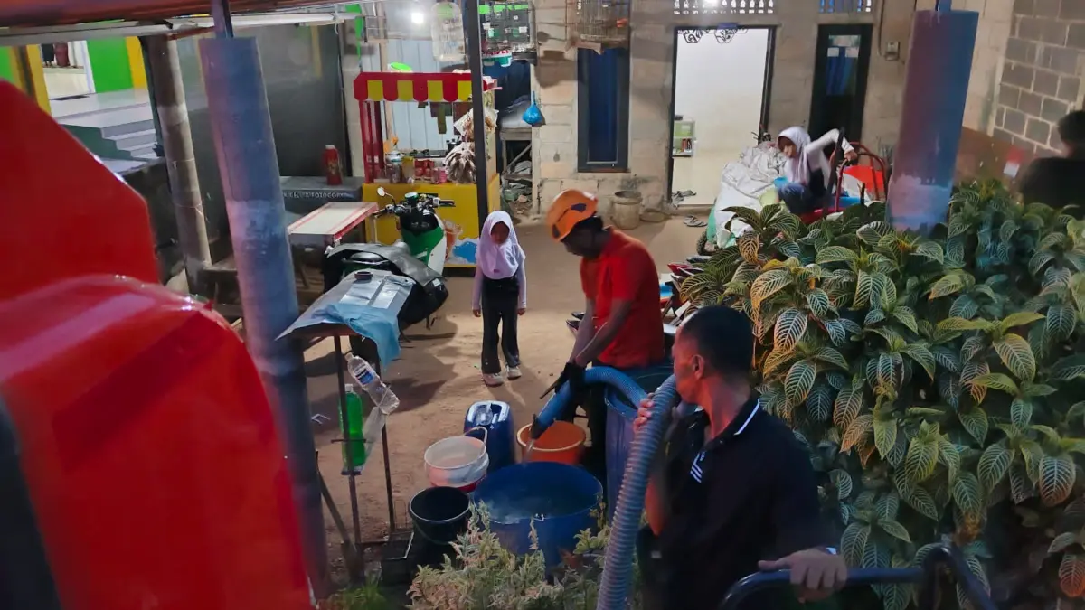 Personil BPBD Provinsi Kepulauan Riau mendistribusikan 10 ton air bersih kepada warga terdampak kekeringan di Kampung Dompak Lama, Tanjungpinang, Kepulauan Riau, pada Rabu (23/9/2026).(BPBD KEPRI)