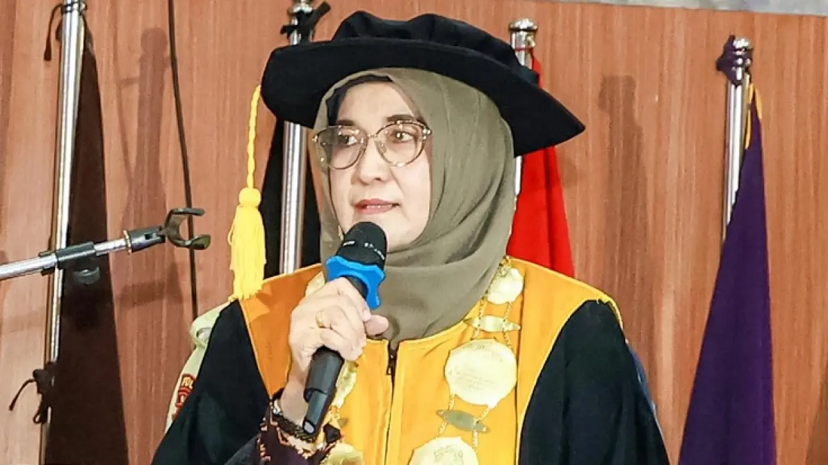 Rektor UIN Suska Riau Prof Dr Hj Leny Nofianti MS SE MSi Ak CA saat memberikan sambutan wisuda UIN Suska Riau, Kamis (24/9/2026).(Humas UIN Suska Riau untuk Riau Pos)