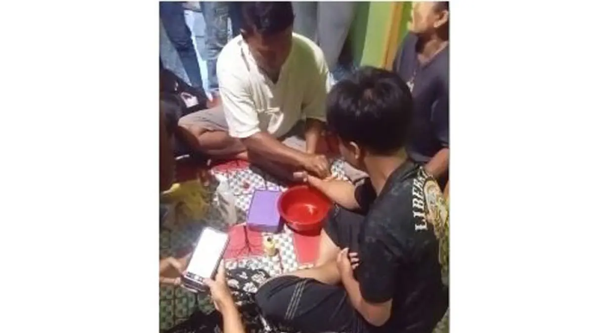 Tangkapan layar korban setelah berhasil selamat bersama keluarganya, sebelum dievakuasi ke rumah sakit. (Dok Warga Raja Bejamu)