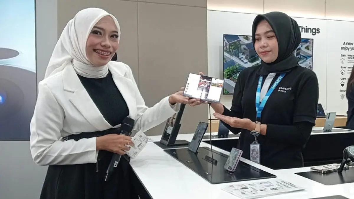 Tim Samsung Experience Store Duta Ponsel Pekanbaru memperlihatkan produk spesial Samsung saat grand opening , Kamis (24/9/2026). (Prapti Dwi Lestari/Riaupos.co)